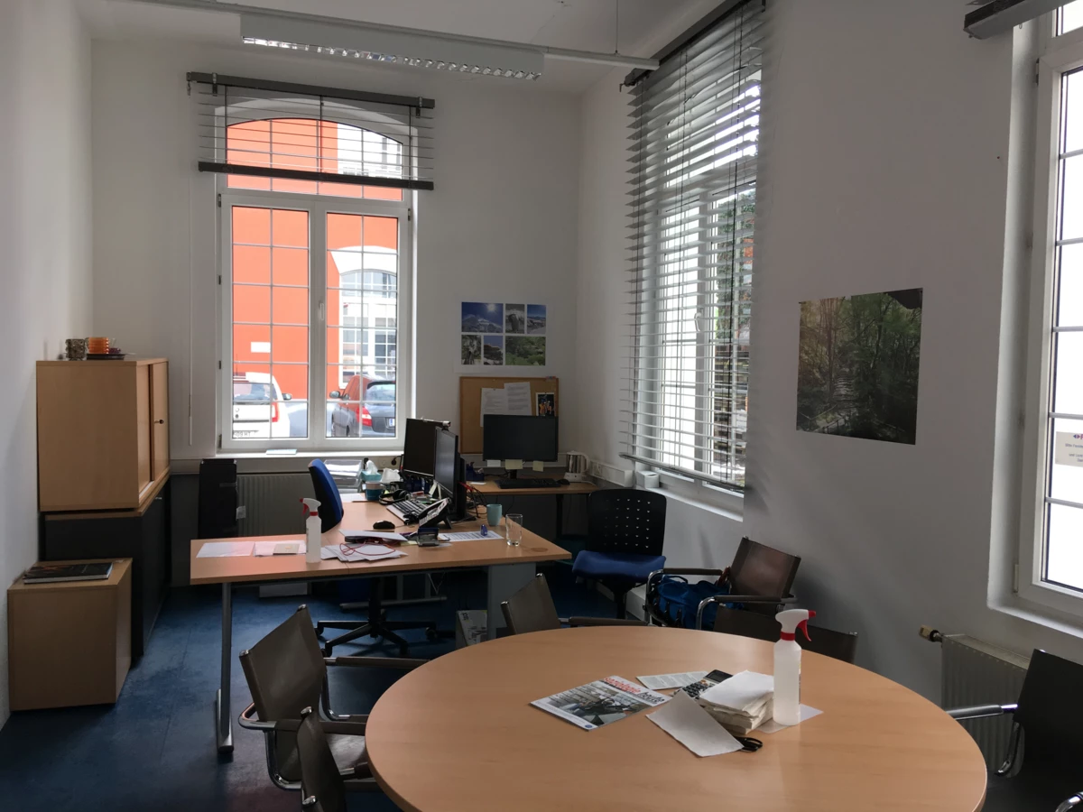 Rhomberg's Fabrik Büro mit Schreibtisch, PC und Fenster 2