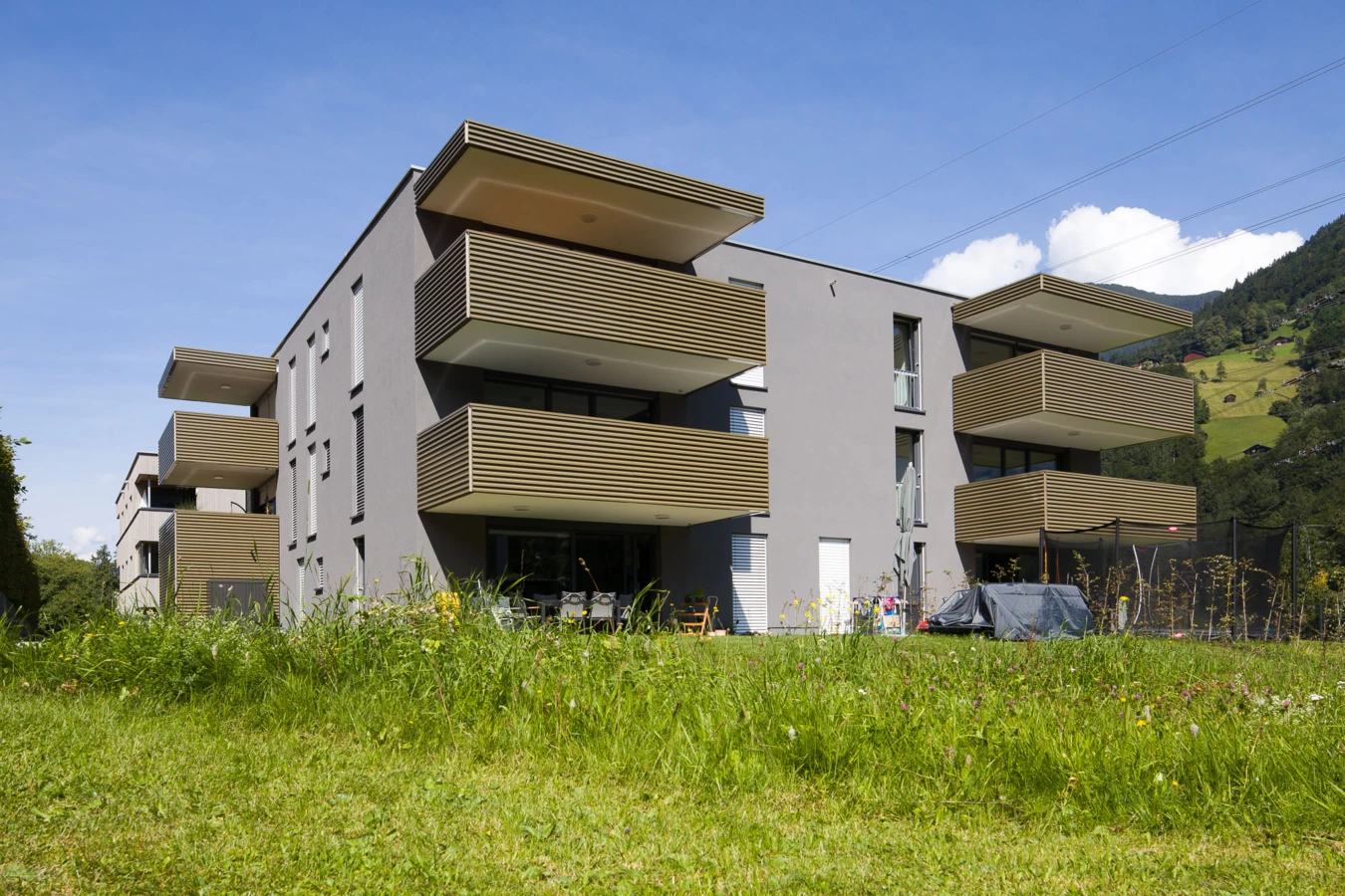 Wohnanlage Bahnhofsstrasse Vandans aussen Wiese Wohnanlage Bahnhofsstrasse Vandans aussen Wiese