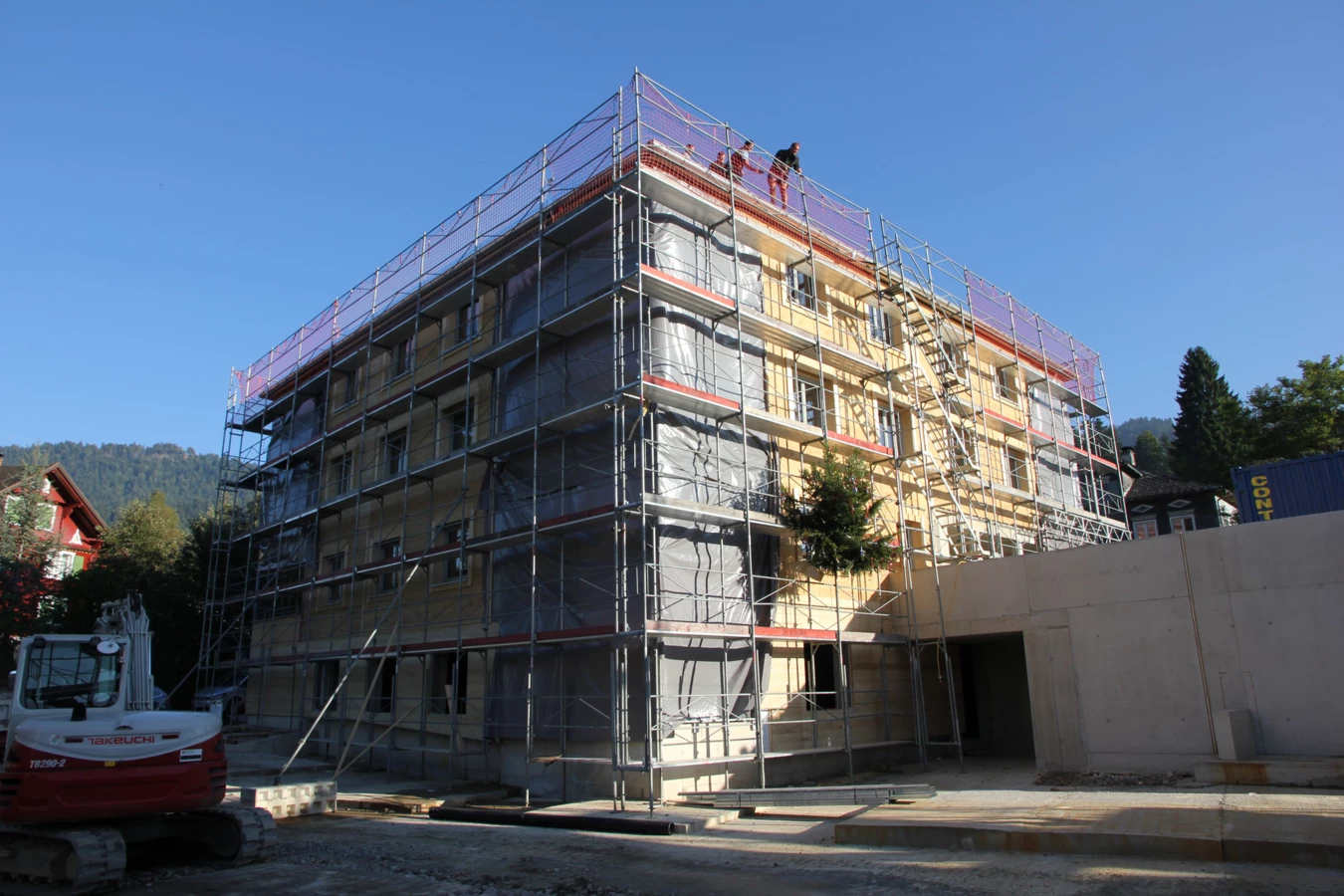 Vergangene Woche wurde im Wohnquartier Schwarzen, Alberschwende, bei Haus C die Dachgleiche gefeiert. Auch in den anderen drei Gebäudekörpern der modernen Wohnanlage geht es planmäßig voran.