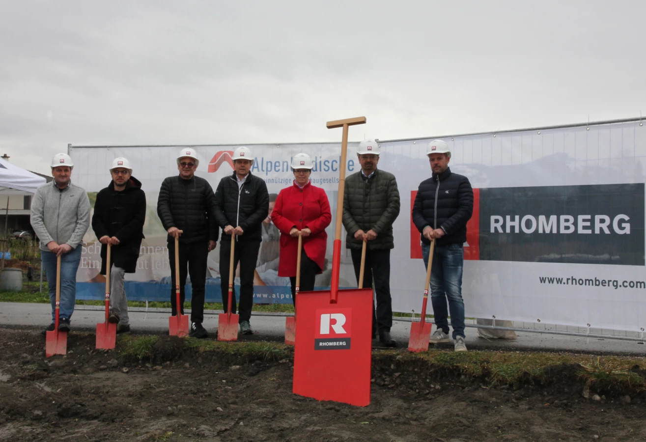 Gemeinsam für ein kleines, feines Bauprojekt in Mäder (v. l. n. r.): Peter Haimerl (Rhomberg Bau), Georg Lora und Markus Dorner (Dorner\Matt), Christian Jauk (Rhomberg Bau), Alexandra Schalegg (Alpenländische), Bürgermeister Rainer Siegele und Markus Allgäuer (Alpenländische).