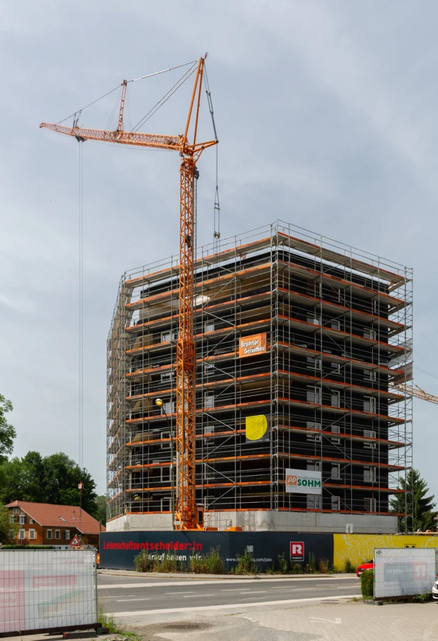 Höhepunkt erreicht: Das Errichten des kompletten, achtstöckigen Holzgebäudes im neuen Lustenauer „Rheindorf“ hat lediglich gut zwei Wochen gedauert. Höhepunkt erreicht: Das Errichten des kompletten, achtstöckigen Holzgebäudes im neuen Lustenauer „Rheindorf“ hat lediglich gut zwei Wochen gedauert.