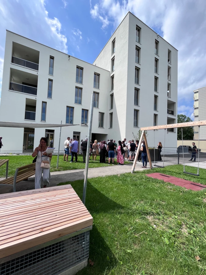 Verantwortliche und Mieter:innen freuten sich bei der feierlichen Schlüsselübergabe am Mittwoch in Lustenau über den gelungenen Abschluss des Bauprojekts. 