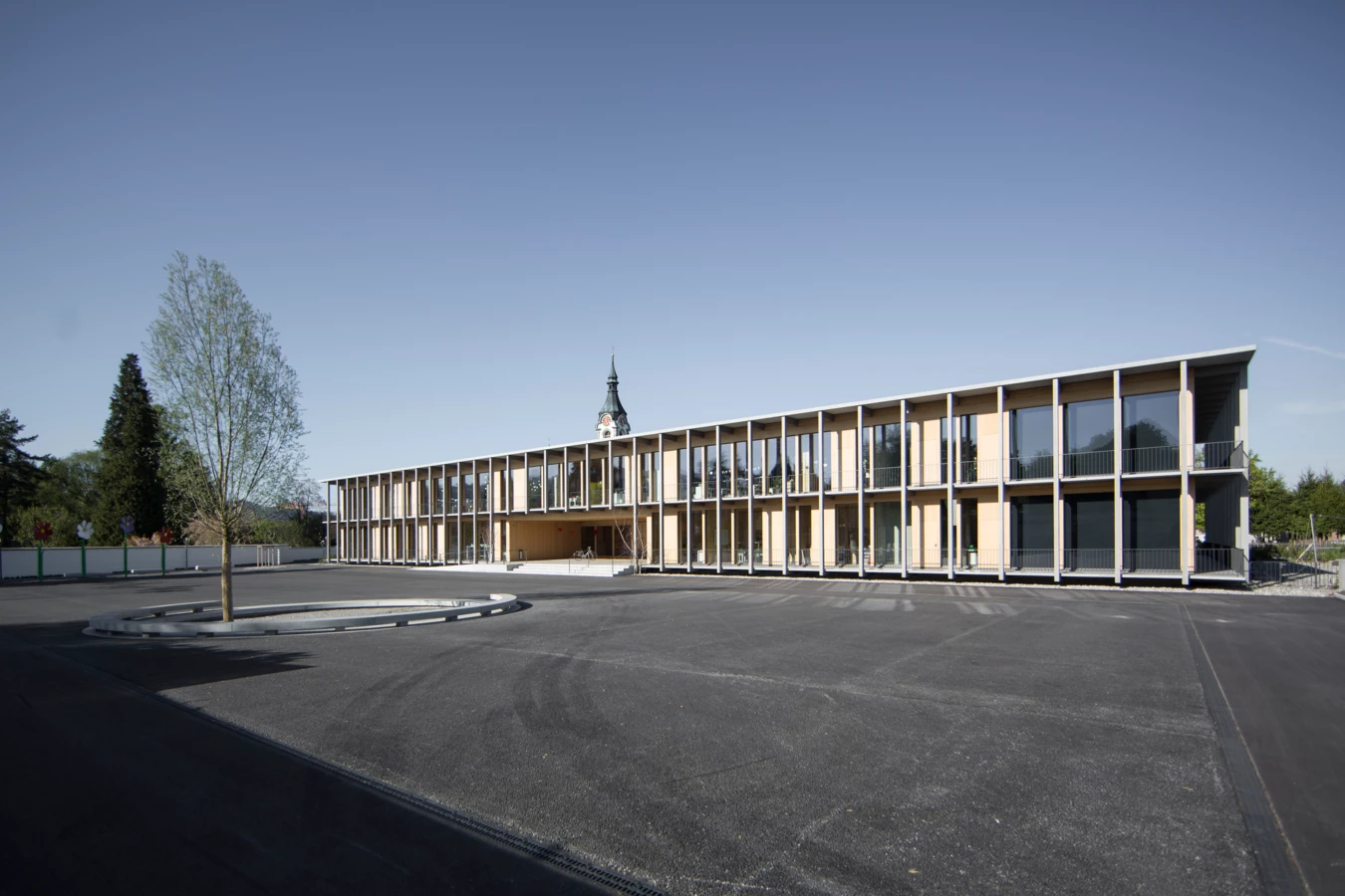 Schule Schlatt Sohm-HolzBautechnik Aussenansicht mit Parkplatz Schule Schlatt Sohm-HolzBautechnik Aussenansicht mit Parkplatz