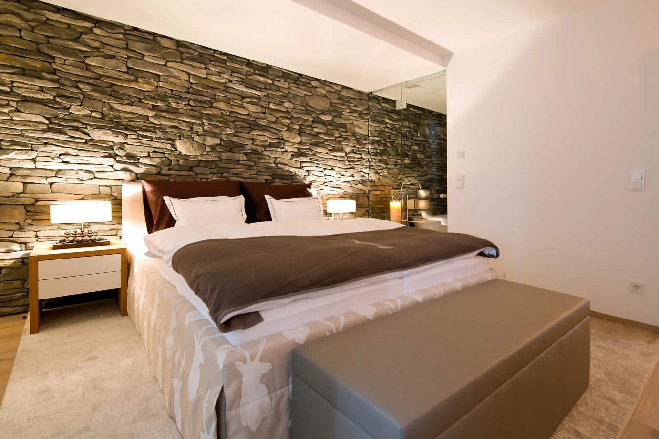 Ferienwohnung Zürs Generalsanierung Schlafzimmer mit Bett und Nachttisch Ferienwohnung Zürs Generalsanierung Schlafzimmer mit Bett und Nachttisch