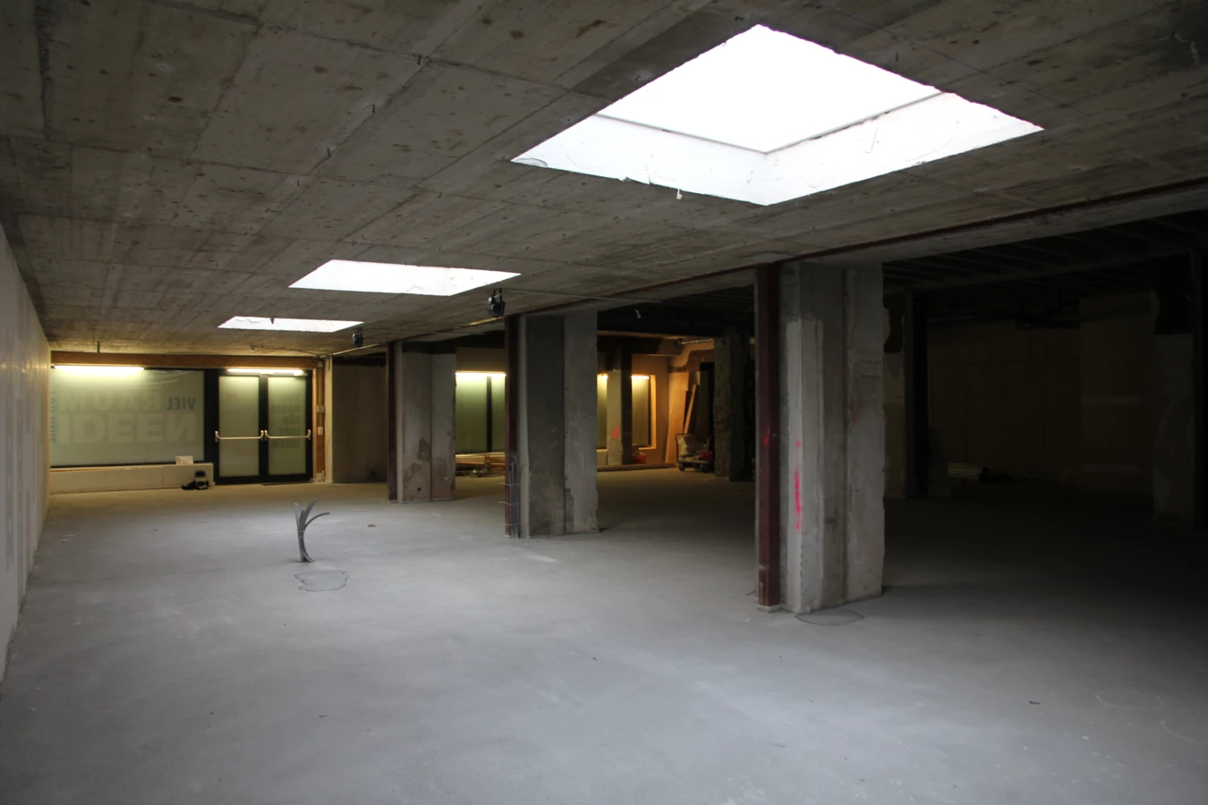 Bahnhofstraße Leere Halle mit Säulen und Dachfenstern Bahnhofstraße Leere Halle mit Säulen und Dachfenstern