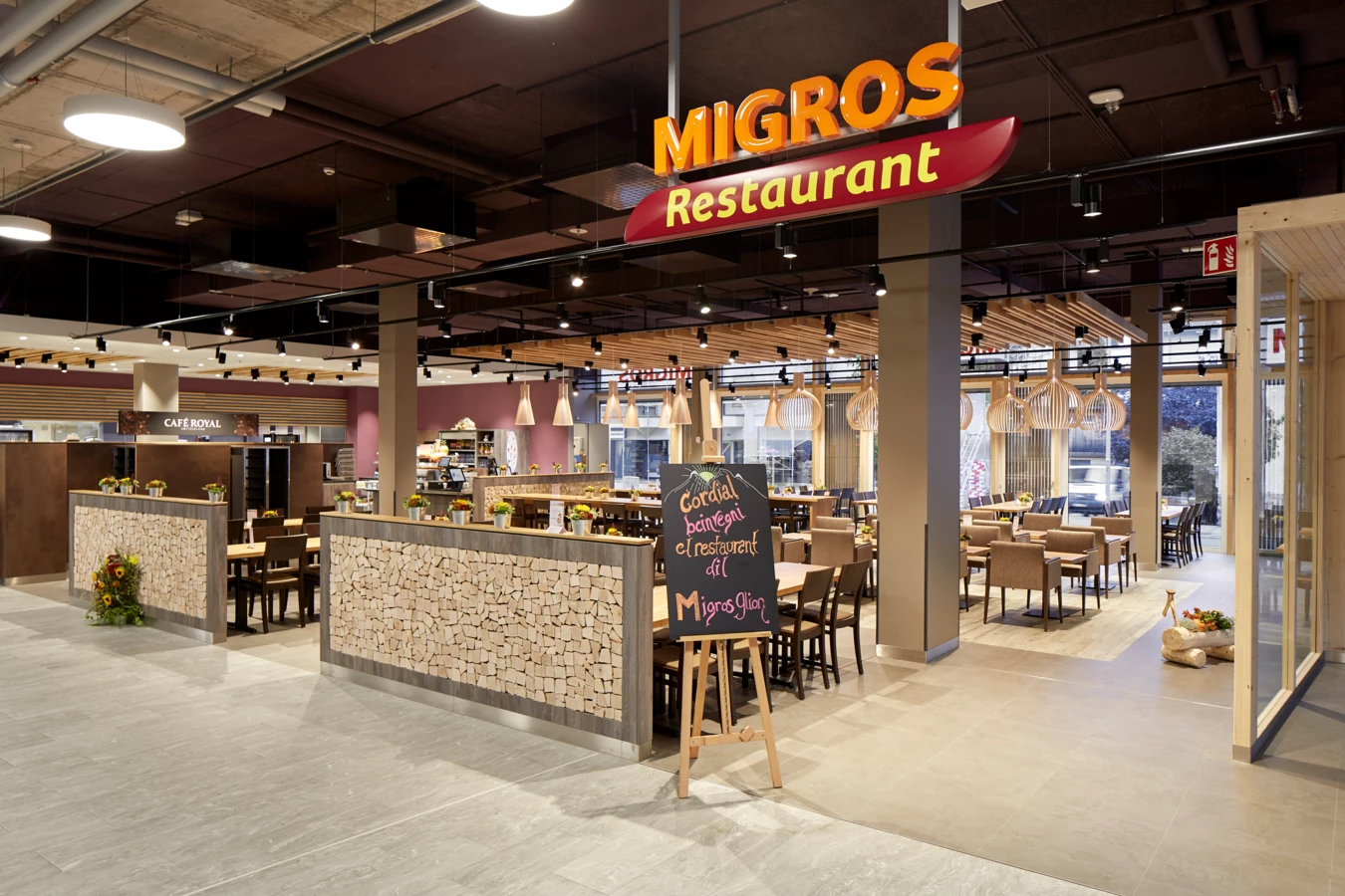 Das Restaurant Migros im Wohn-/Geschäftshaus Ilanz, Schweiz Das Restaurant Migros im Wohn-/Geschäftshaus Ilanz, Schweiz