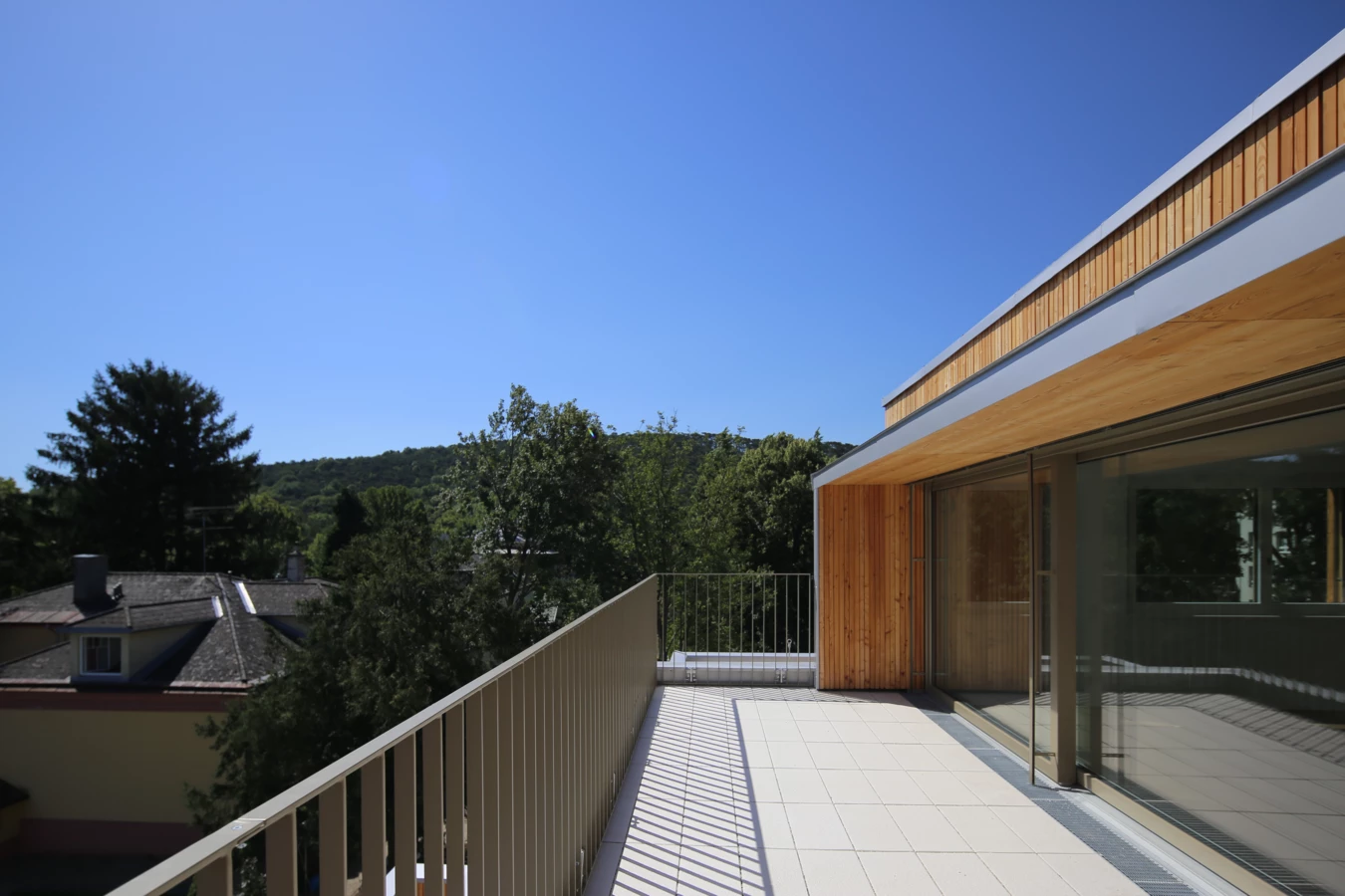 TROY_ALTM_ (10) Balkon mit blauem Himmel und Fenstern nach Innen TROY_ALTM_ (10) Balkon mit blauem Himmel und Fenstern nach Innen