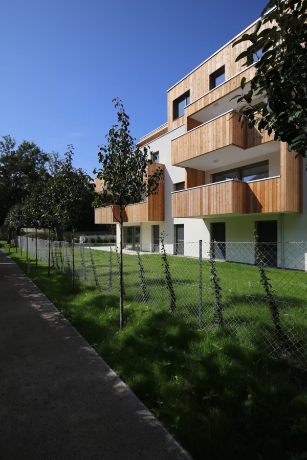 TROY_ALTM (10) Aussenansicht von Garten mit Zaun, Straße und Balkons TROY_ALTM (10) Aussenansicht von Garten mit Zaun, Straße und Balkons