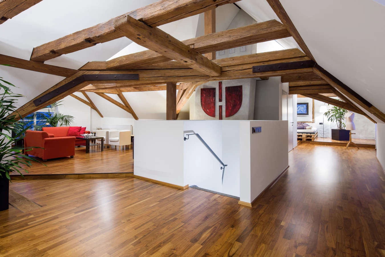 Wohnzimmer unter Dachboden mit Dachschräge Wohnzimmer unter Dachboden mit Dachschräge
