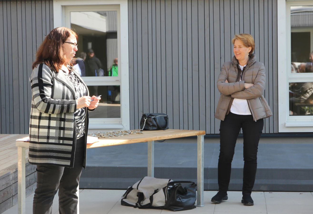 Begrüßten die neuen Mieterinnen und Mieter: Dornbirns Bürgermeisterin Andrea Kaufmann und Alexandra Schalegg, Prokuristin der Alpenländischen.