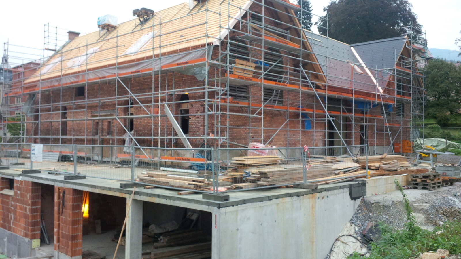 Zu- und Umbau Ökonomiegebäude Dornbirn Baustelle mit Baugerüst Zu- und Umbau Ökonomiegebäude Dornbirn Baustelle mit Baugerüst