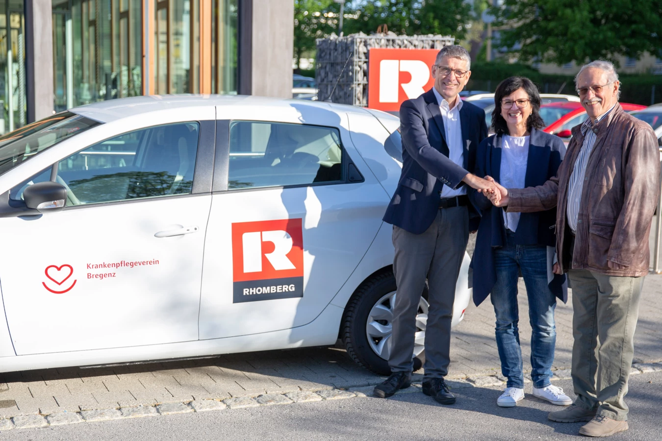 Ein sonniger Tag für (v.l.n.r.:) Martin Summer (GF Rhomberg), Marion Steiner (Leiterin MOHI) und Herbert Vonmetz (Obmann-Stv. Bregenzer Krankenpflegeverein)