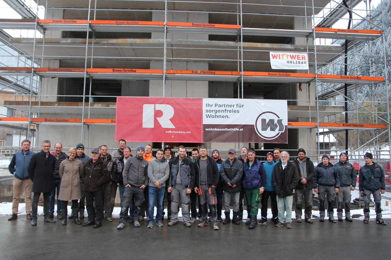 Partenens Vize-Bürgermeisterin Ruth Tschofen und Wohnbauselbsthilfe-Geschäftsführer Thomas Schöpf feiern gemeinsam mit Vertretern von Rhomberg Bau sowie Handwerkern die Firstfeier. Partenens Vize-Bürgermeisterin Ruth Tschofen und Wohnbauselbsthilfe-Geschäftsführer Thomas Schöpf feiern gemeinsam mit Vertretern von Rhomberg Bau sowie Handwerkern die Firstfeier.