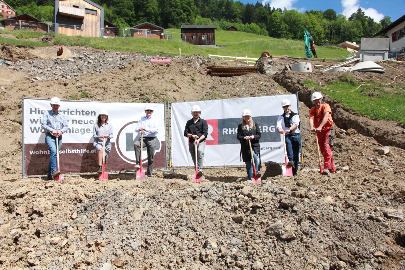 Spatenstich mit Abstand: Die Verantwortlichen um WS-Geschäftsführer Thomas Schöpf (2. v. r.), Christian Jauk von Rhomberg Bau (3. v. l.) und Bürgermeisterin Luzia Martin-Gabriel (3. v. r.) beim offiziellen Baustart in Sonntag-Bühl.