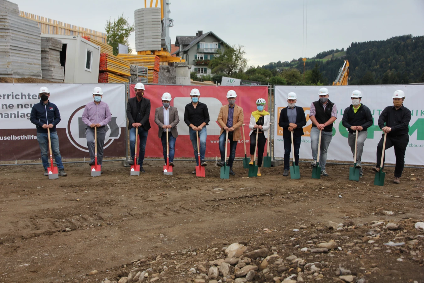 Die Verantwortlichen von Rhomberg Bau, Holzbau Sohm und der Wohnbauselbsthilfe mit Gästen beim Spatenstich für ihre Wohnanlage in Schwarzen. Bildnachweis: Rhomberg Bau