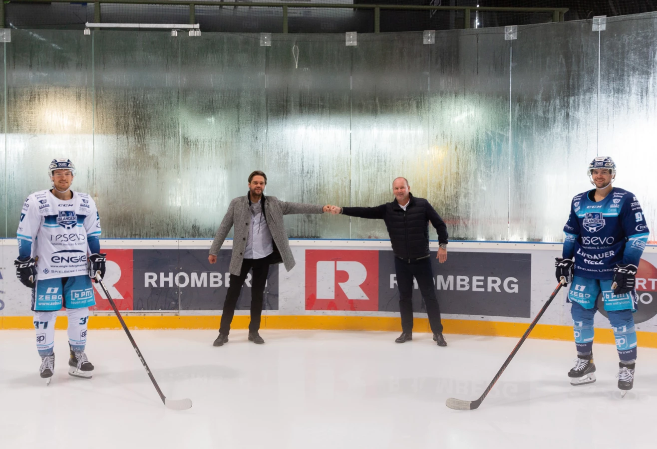 Ab dieser Saison gemeinsam am Puck: Bernd Wucher (2. v. r.), 1. Vorsitzender des EV Lindau, mit Joachim Nägele (2. v. l.), Geschäftsführer von Rhomberg Bau, umrahmt von den Islanders-Spielern Fredrik Widén (r.) und Linus Lundström (l.).
Fotonachweis: Rhomberg Bau
