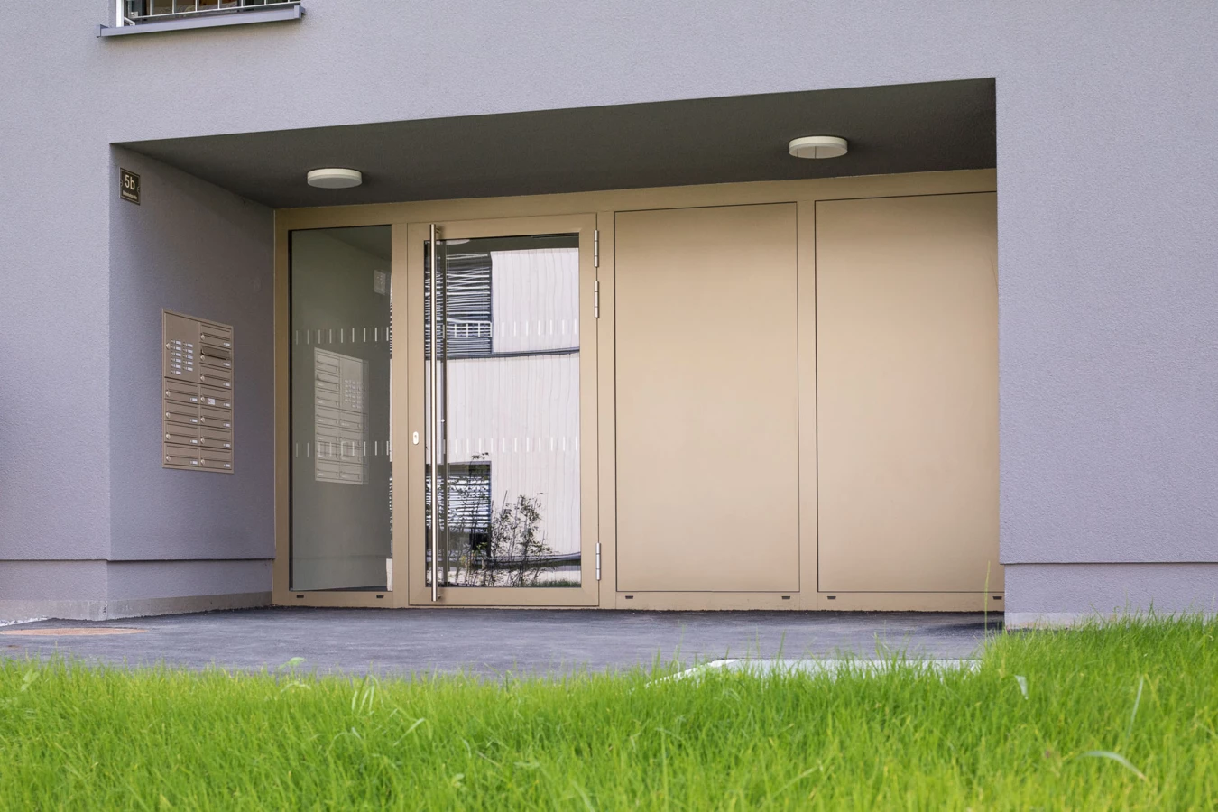 Wohnanlage Bahnhofsstrasse Vandans aussen Eingang Wohnanlage Bahnhofsstrasse Vandans aussen Eingang