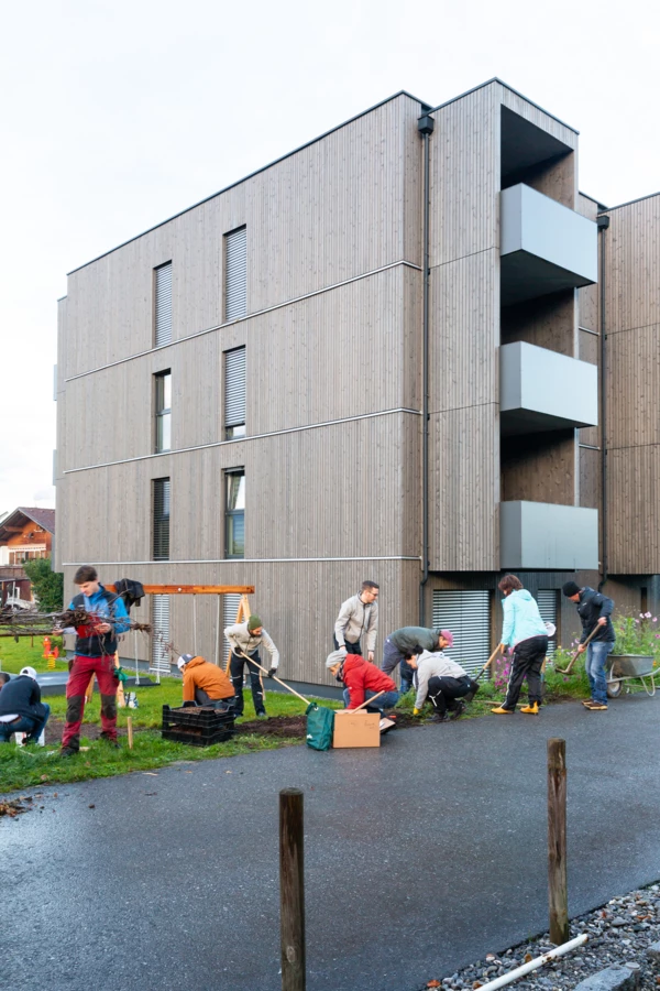 Mit Freude und Engagement bepflanzten die Kolleg:innen der Rhomberg Bau Gruppe das rund 100 m2 große Grundstück im Dornbirner Turteltaubweg.