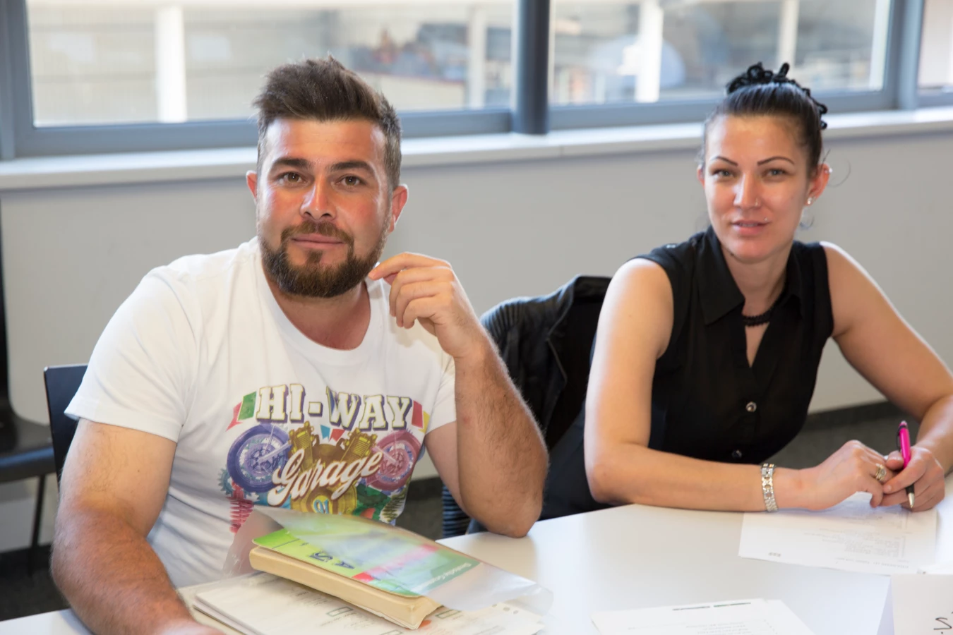 Für ein besseres Verständnis und Miteinander am Arbeitsplatz pauken derzeit 18 gewerbliche Mitarbeiter der Rhomberg Bau drei Monate lang die deutsche Grammatik. Für ein besseres Verständnis und Miteinander am Arbeitsplatz pauken derzeit 18 gewerbliche Mitarbeiter der Rhomberg Bau drei Monate lang die deutsche Grammatik.