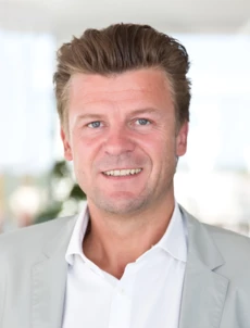Werner Ruenzler lächelt in die Kamera Werner Ruenzler lächelt in die Kamera