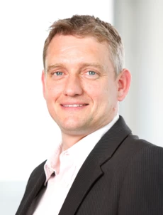 Frank Siegfried lächelt in die Kamera Frank Siegfried lächelt in die Kamera