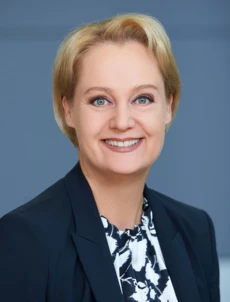 Christina Heusner lächelt in die Kamera Christina Heusner lächelt in die Kamera