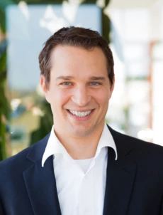 Tobias Vonach lächelt in die Kamera Tobias Vonach lächelt in die Kamera