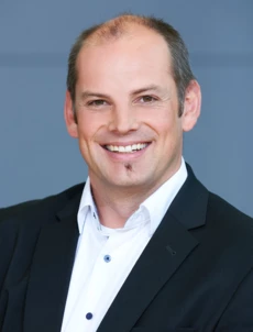 Rene Knapp lächelt in die Kamera Rene Knapp lächelt in die Kamera