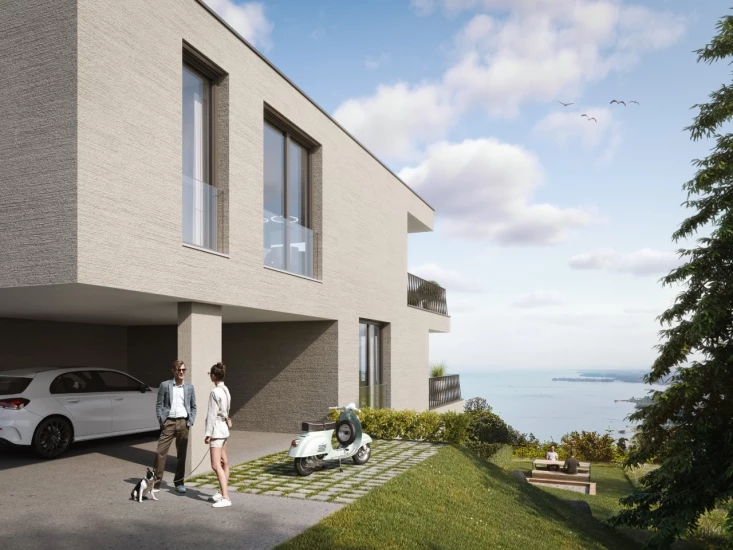 Wohnanlage Pfänderhöhe Lochau: Ein modernes Gebäude mit Tiefgarage, davor ein Paar mit Hund und Motorroller, mit Blick auf den See.