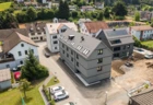 Draufsicht: Die drei von Rhomberg Bau errichteten Gebäudekörper fügen sich harmonisch in die Umgebung ein. Die Außenfläche wird jetzt noch zu einem parkähnlichen Innenhof aufgewertet. Bildnachweis: Florian Mayr Immobilien