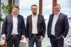 v. l. n. r.: Daniel Leitinger, Geschäftsführer Rhomberg Bau, vplus-Geschäftsführer Bernd Wehinger und OIKOS-Mitgesellschafter Michael Helm bei der Unterschrift des Gesellschaftervertrags für die neue RhOi Beteiligungs GmbH. Bild: Rhomberg Bau