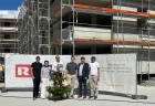 Bedankten sich gemeinsam bei den Handwerker:innen des Wohnbauprojekts in der Bregenzer Holzackergasse: Verantwortliche von Bauherr, Generalunternehmen und Architekt um den künftigen VOGEWOSI-Geschäftsführer Manfred Bauer (3. v. r.) und Rhomberg Bau-Geschäftsführer Daniel Leitinger (2. v. r.). Bildquelle: Rhomberg Bau