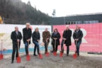 Feierten gemeinsam den Spatenstich für ihre neue Wohnanlage in Feldkirch-Altenstadt: Christian Jauk von Rhomberg Bau, die Architekten Reinhard und Eveline Drexel, Ortsvorsteher Josef Mähr, AH-Geschäftsstellenleiterin Alexandra Schalegg, Bürgermeister Wilfried Berchtold und Markus Allgäuer von der Alpenländischen (v. l. n. r.).