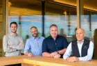 Die neue Geschäftsführung der Sohm HolzBautechnik Kilian Sohm (l.), Andreas Kempf (2. v. l.) und Christian Milz (2. v. r.) mit dem Gründer des Unternehmens, Thomas Sohm (r.). Bildnachweis: Rhomberg Bau Gruppe