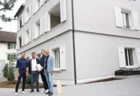 Freuten sich gemeinsam über den erfolgreichen Abschluss des Bauvorhabens „Kohler Quartier“ (v. l. n. r.): Projektleiter Hannes Natter und Tobias Vonach von Rhomberg Bau mit Bauherr Florian Schertler sowie Ernst Thurnher, Geschäftsführer der Rhomberg Gruppe. Bildnachweis: Rhomberg Bau
