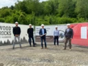 Gaben gemeinsam den Startschuss für das weltweit erste Wohngebäude im WoodRocks-Stil (v. l. n. r.): Lukas Dobler (WoodRocks), Architekt Claus Schnetzer, Thomas Schöpf (WS), Simon Österle (Rhomberg Bau) und Ortsvorsteher Michael Nemetschke.