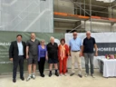 Feierten gemeinsam die Fertigstellung des Rohbaus (v. l. n. r.): Rhomberg Bau-Geschäftsführer Daniel Leitinger, Sohn Raphael und Bauherrin Pia Lengauer mit Pias Eltern Hermann und Hedwig Bischof sowie Donald Gebhardt von Gebhardt Immobilien und Architekt Reinhard Drexel. Bildnachweis: Rhomberg Bau