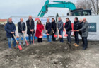 Vertreter von Generalunternehmer Rhomberg Bau, Bauherr Alpenländische Gemeinnützige WohnbauGmbH, Architekturbüro drexelarchitekten und Umsetzungspartnern sowie der Gemeinde Fußach beim offiziellen Spatenstich zur neuen Holz-Wohnanlage an der Bundesstraße. 