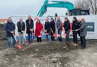 Vertreter von Generalunternehmer Rhomberg Bau, Bauherr Alpenländische Gemeinnützige WohnbauGmbH, Architekturbüro drexelarchitekten und Umsetzungspartnern sowie der Gemeinde Fußach beim offiziellen Spatenstich zur neuen Holz-Wohnanlage an der Bundesstraße. 