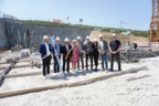 (v.l.n.r.) Philipp Ludwig (Rhomberg Bau), Markus Wiedemann (Amt für Tiefbau und Verkehr, Stadt Kempten), Klaus Knoll (2. Bürgermeister, Stadt Kempten), Elke Holldorf, Joachim Nägele (beide Rhomberg Bau), Robert Stachel, Laura Fullone, (beide Hagspiel Stachel Uhlig Architekten), Edwin Münsch und Jens Jachmann (beide Gebr. Filgis) freuen sich über die Grundsteinlegung des neuen Mehrfamilienhauses in Kempten.