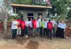 Es ist geschafft: Fröhliche Gesichter bei der „Firstfeier in Vorarlberger Tradition“ für das Pförtnerhaus des St. Theresa Health Centres in Malambo.
