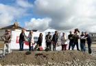 Vertreter aus Politik, Stadtverwaltung, Rhomberg Bau GmbH sowie Wurm Gesamtplanung freuten sich mit Bürgermeister Dirk Bastin (2. v. l.) über den Spatenstich für das neue Bauprojekt des Eigenbetriebs Städtische Wohnungen. Foto: Rhomberg Bau