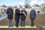 Bei der Grundsteinlegung: Martin Summer, Geschäftsführer von Rhomberg Bau, Bürgermeister Michael Simma, Erich Mayer, Geschäftsführer Wohnbauselbsthilfe, und Walter-Heinz Rhomberg (v. l. n. r.) auf dem Baufeld des „Bäumlequartiers am See“.