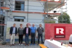 PA WA Fußach - Baustellenhock Hatten auch ohne Firstfeier viel Freude an der Rohbaufertigstellung der Wohnanlage in Fußach (v. l. n. r.): Architekt Dipl.-Ing. Jürgen Matt MSc ZT, Projektleiterin Alexandra Schalegg von der AH, AH-Geschäftsführer Ing. Wilhelm Muzyczyn, Kurt Schönberger vom Gemeindeamt Fußach und Rhomberg Bau Projektleiter Peter Haimerl.