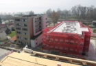 Machen bereits eine gute Figur: Zwei der neu errichteten Baukörper im „Bäumlequartier am See“ von Rhomberg Bau. Im Vordergrund ist das Dach der originalgetreu nachgebauten alten Fabrikhalle zu sehen. Bereits im Herbst wird der zweite und finale Bauabschnitt starten.
