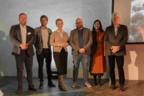 Auftaktveranstaltung auf den bevorstehenden Prozess und die Ergebnisse (v. l. n. r.): Manuel Weiner, Projektleiter, und Joachim Nägele, Geschäftsführer bei Rhomberg Bau Deutschland, mit Oberbürgermeisterin Dr. Claudia Alfons, Bauamtsleiter Kay Koschka, Stadtplanerin Iris Möller sowie Stadtrat Prof. Dr. Ulrich Schöffel. Bildnachweis: Rhomberg Bau