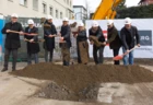 Startschuss für den Premierenbau: Vertreter von Land, Stadt Feldkirch, Bauherr und Generalunternehmen beim offiziellen ersten Spatenstich.