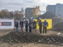 Hatten sichtlich Spaß bei der Einweihung der Baustelle in Hard: Jürgen Loacker (WSH), Stefan Gruber (Architekt KGM), Alexander Stuchly (GF i+R), Harald Köhlmeier (BM Hard), Erich Mayer (GF WSH), Summer Martin (GF Rhomberg Bau) und Josef Jenny (WSH) (v. l. n. r.).