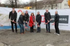 Der Spatenstich in Gisingen fand noch statt: Verantwortliche von Alpenländischer, Rhomberg Bau, Gemeinde und Architekt auf dem Baufeld in der Oberaustraße.