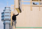 Hoch hinaus: Durch Vorfertigung und Systematisierung wächst das Holzgebäude in Radolfzell deutlich schneller in die Höhe als vergleichbare Massivbauten. Bildquelle: Julien.Film